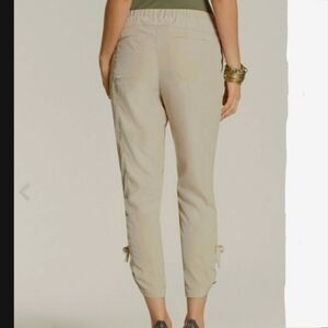 Chicos Soft Wovsn Cinched The Ultimate Fit 28" Pant